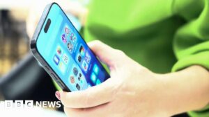 Read more about the article iPhone AI news alerts halted after errors