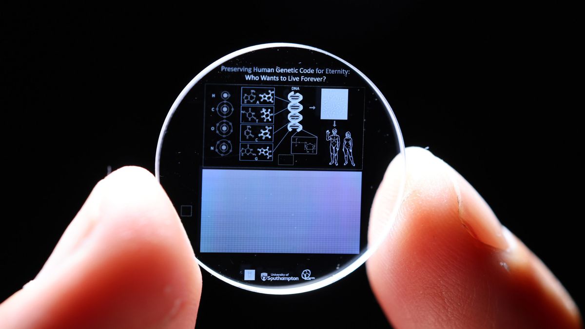 You are currently viewing ‘Eternal’ 5D memory crystal capable of storing 360 TB of data for billions of years now holds a full human genome