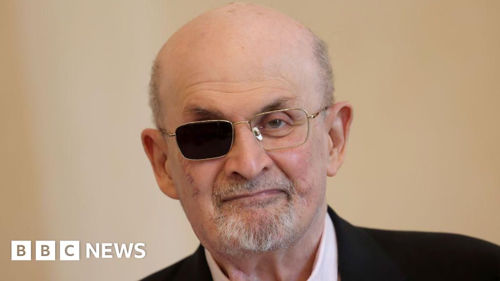 Read more about the article Trial to begin of man accused of stabbing Salman Rushdie