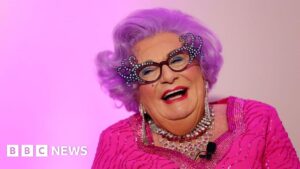 Read more about the article Barry Humphries’ Dame Edna’s glasses auctioned for £37,800