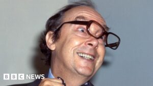 Read more about the article Robbie Williams paid £20,000 for Eric Morecambe’s glasses