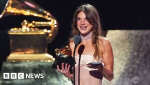 Read more about the article Amy Allen becomes first woman to win best songwriter Grammy