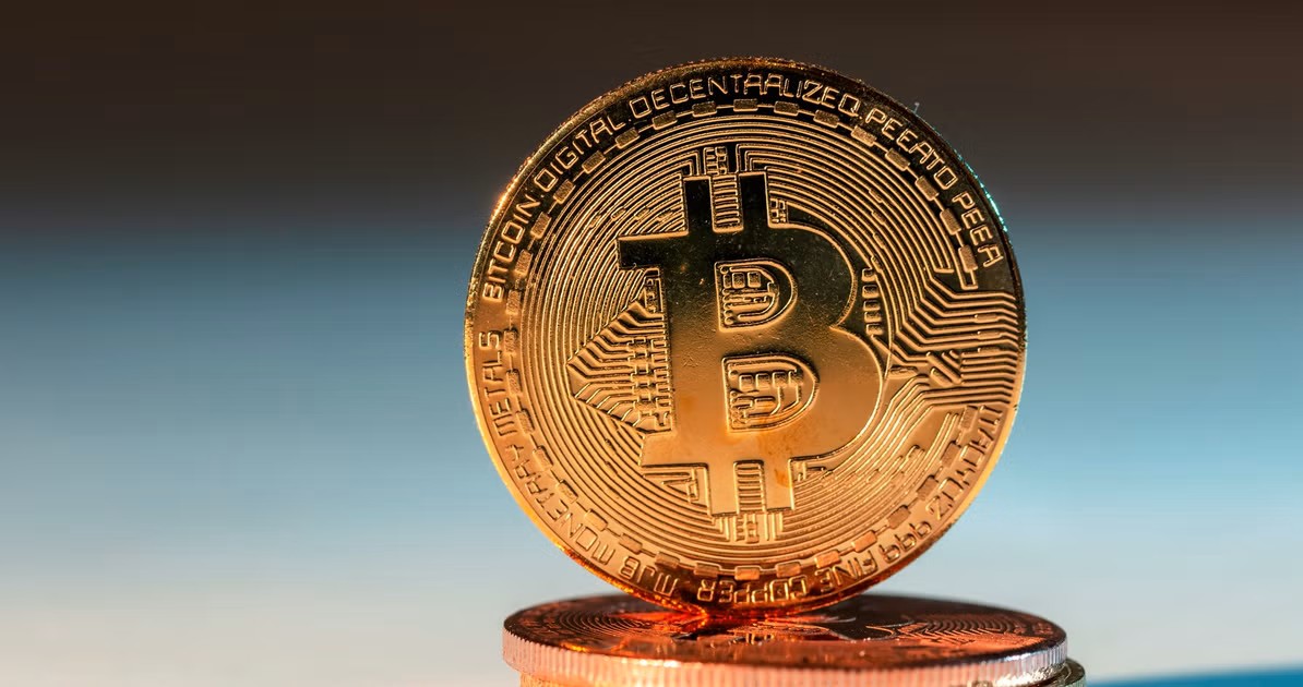 Read more about the article Retail Investors Rush To Buy Bitcoin As Whales Offload; What Does This Mean For Bitcoin?