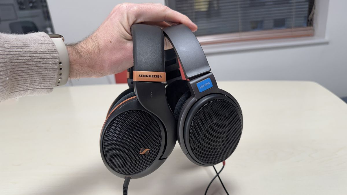 Read more about the article Sennheiser’s HD 505 entry-level headphones are here, and I compared them to the HD 600