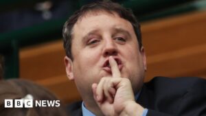 Read more about the article Comedians on whether Peter Kay was right to eject hecklers